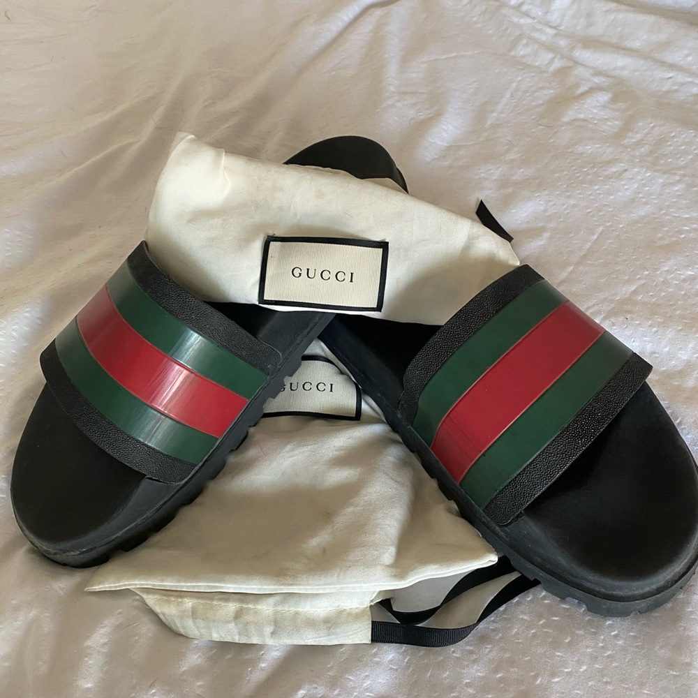 Gucci Men's Black Slides with Green and Red Stripes